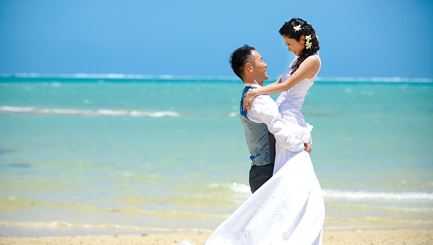 ふたりだけのビーチウエディングプラン 伽藍ウエディング 沖縄の海に誓う結婚式