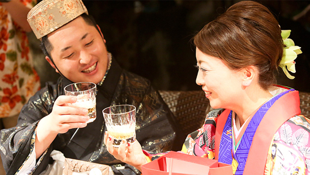 沖縄を感じる、大人の琉装ウエディング